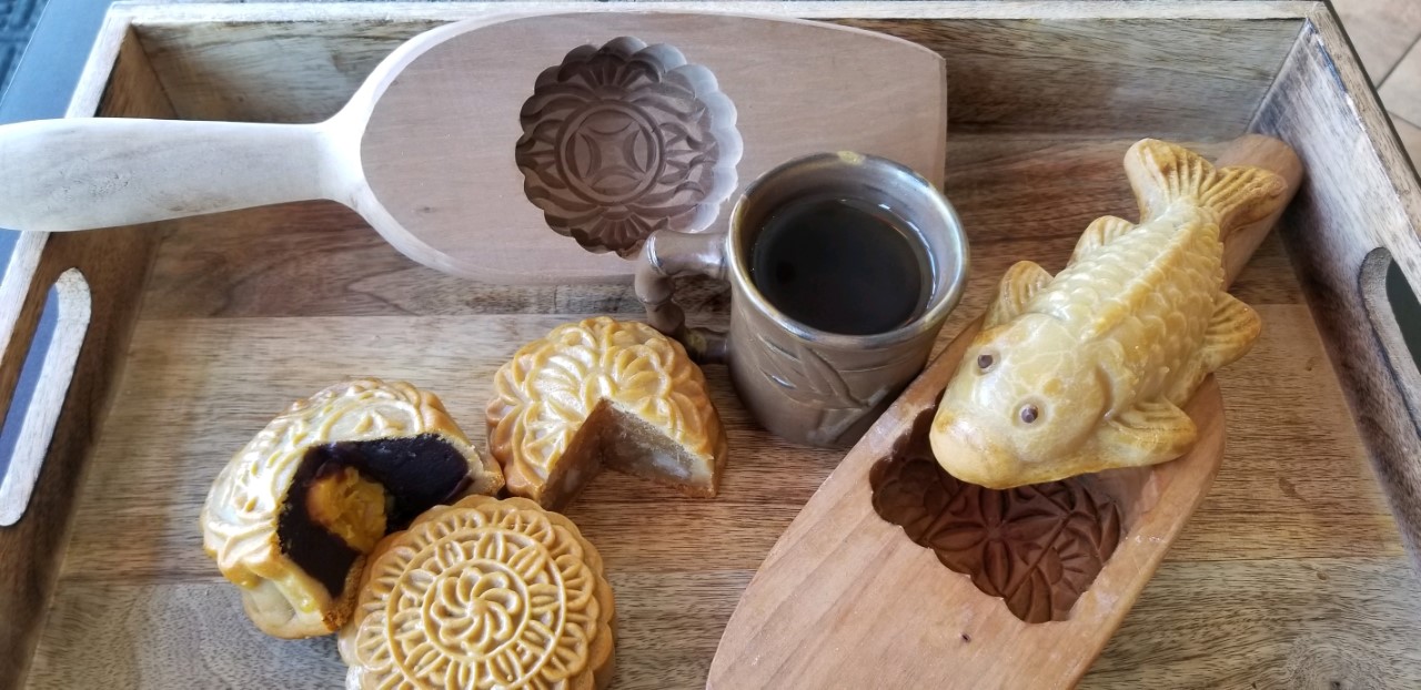 mooncakes with tea