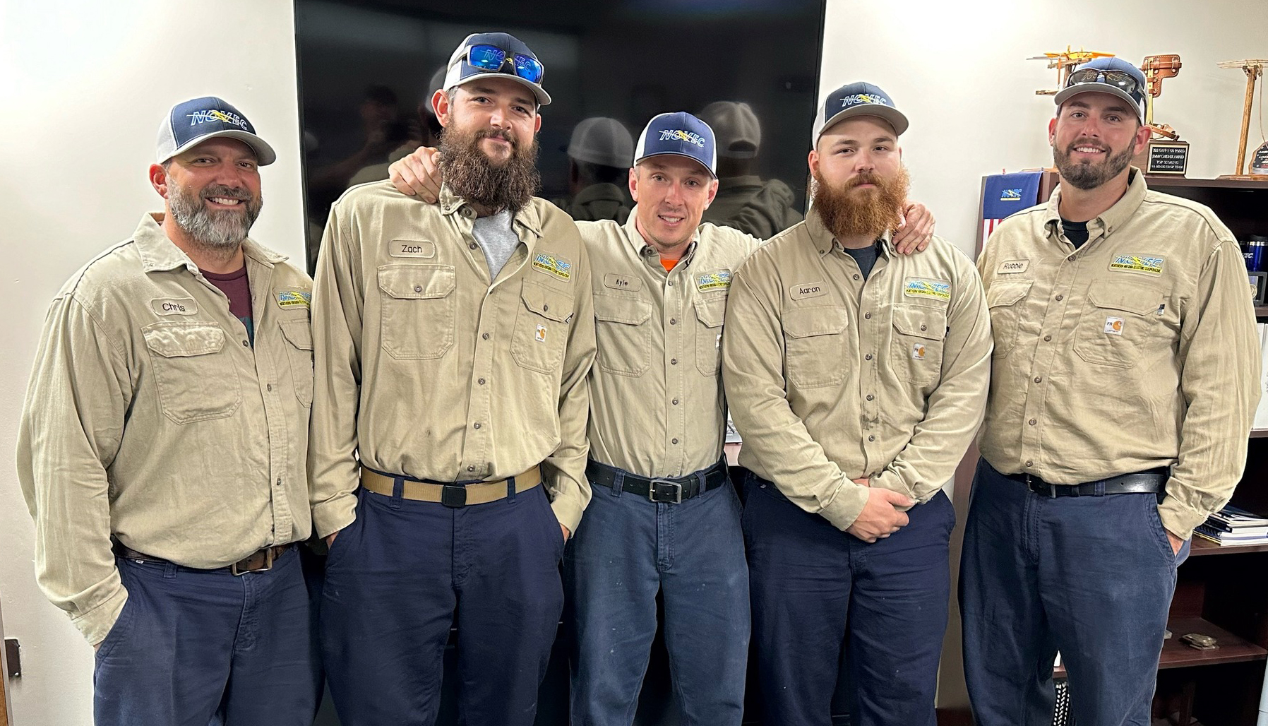 Thousands of Coop Lineworkers Work to Restore Power in Hurricane(02)